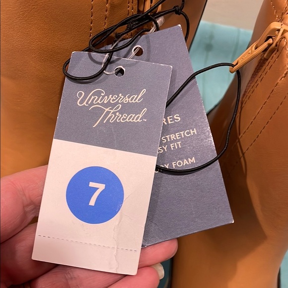 Universal Thread Tan and Black Ankle Boots, Size 7 - Picture 5 of 6